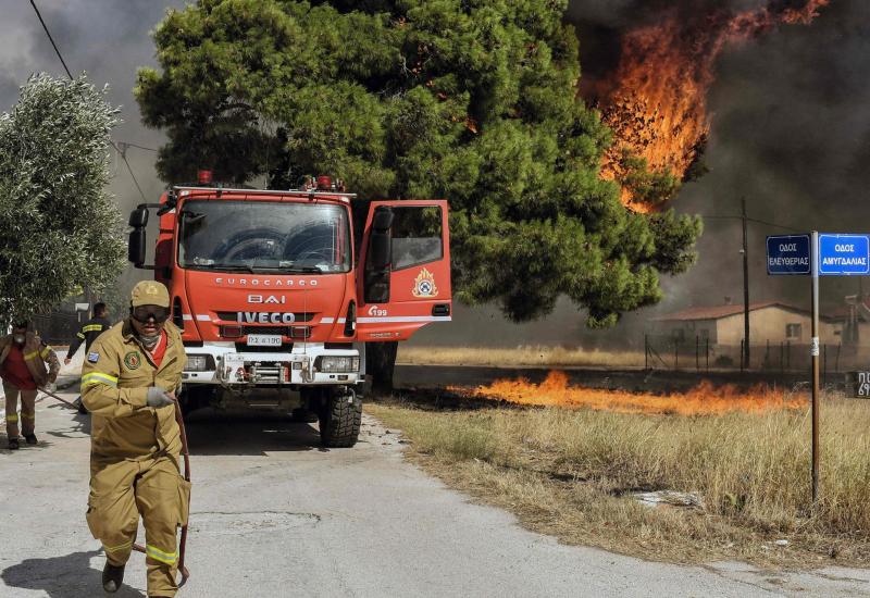 Valerie Gache/Afp - Pokraj Atene bjesne požari, uništene kuće i auti, zatvorena autocesta
